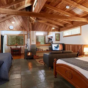 Lodge Sharlynn By The River, Malanda